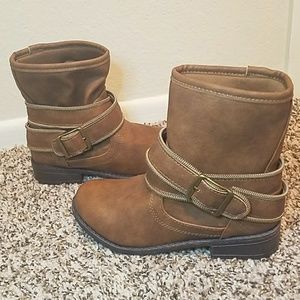 Straps ankle boots